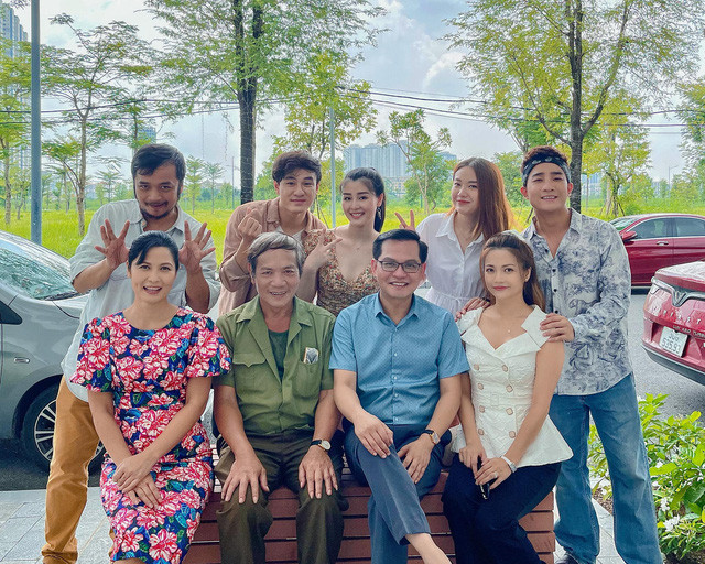 Hậu trường vui vẻ của phim Ngày mai bình yên trong ngày đóng máy - Ảnh 1. Hậu trường vui vẻ của phim “Ngày mai bình yên” trong ngày đóng máy