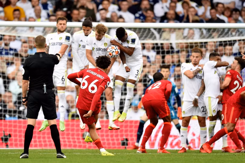 Salah - Mane “nổ súng”, Liverpool đeo bám Chelsea và Man United