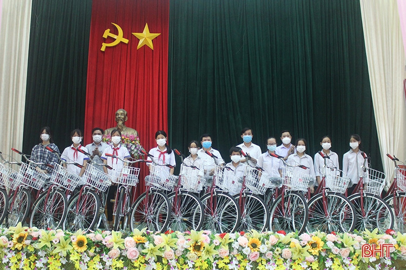 Trao 499 suất quà, trị giá hơn 640 triệu đồng cho học sinh nghèo Hà Tĩnh