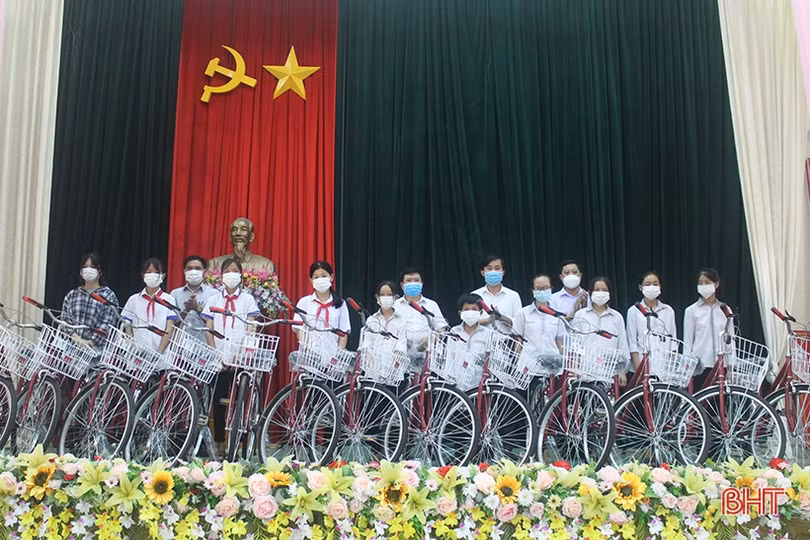 Trao 499 suất quà, trị giá hơn 640 triệu đồng cho học sinh nghèo Hà Tĩnh