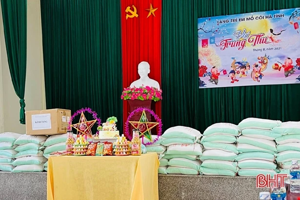 Mang Tết Trung thu đến Làng Trẻ em mồ côi Hà Tĩnh