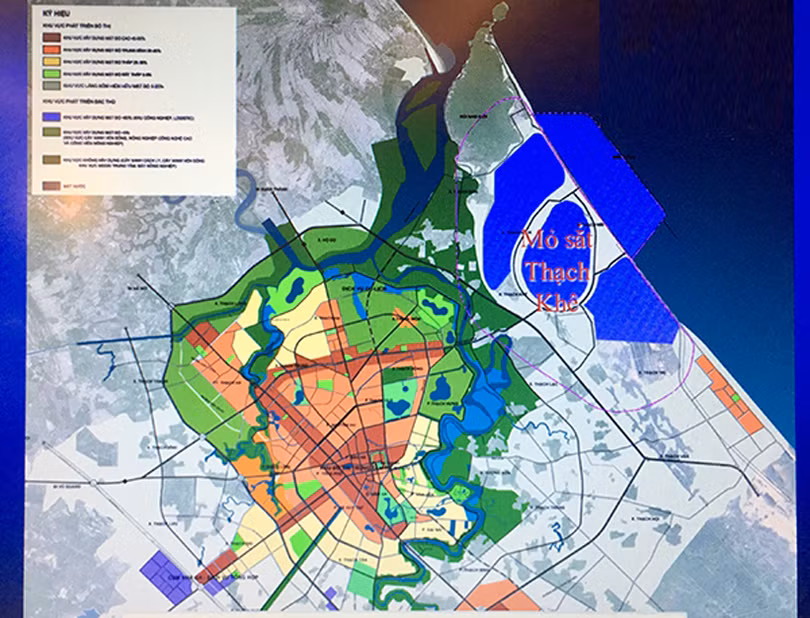 Sạt lở bờ bao bãi chứa chất thải mỏ sắt lớn nhất Đông Nam Á tại Hà Tĩnh, người dân bất an!