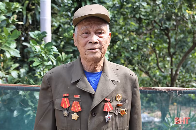 97 tuổi, cựu chiến binh Hà Tĩnh vẫn hăng say xây vườn mẫu