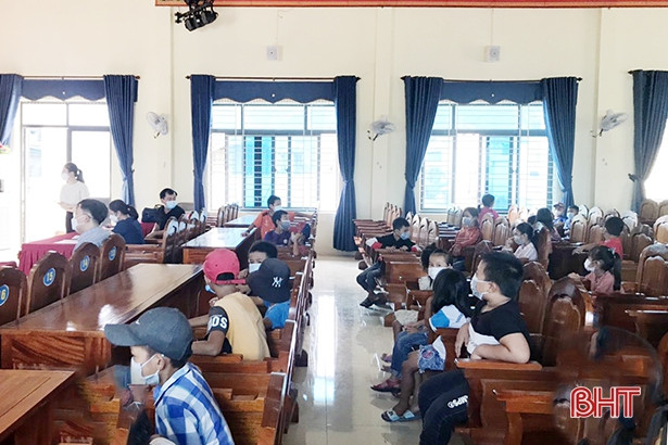 Trao 100 suất quà hỗ trợ học sinh có hoàn cảnh khó khăn ở thị xã Kỳ Anh