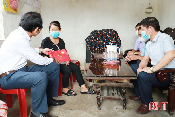 Huyện Nghi Xuân trao 65 suất quà cho trẻ em vui tết Trung thu