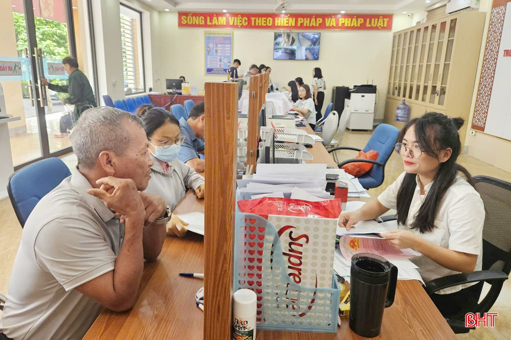 Sau khi vận hành mô hình chính quyền địa phương 2 cấp, công tác giải quyết TTHC cho người dân được diễn ra thông suốt, nhịp nhàng. bqbht_br_cp-2-cap-3a.jpg