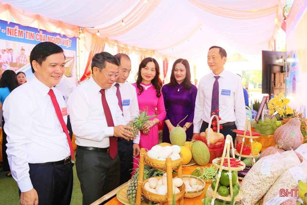 Các đại biểu tham quan gian hàng trưng bày các sản phẩm nông nghiệp của xã Lộc Hà. bqbht_br_z6885039217387-7120922300f63c70e809bb3089994126a.jpg