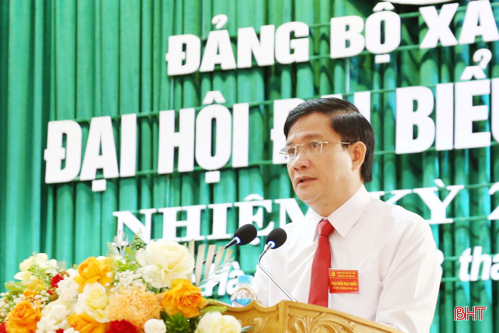 Đồng chí Trần Hữu Thuần - Bí thư Đảng ủy xã trình bày dự thảo báo cáo chính trị. bqbht_br_img-3511a.jpg