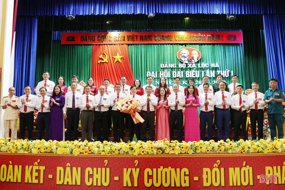 Lãnh đạo tỉnh tặng hoa chúc mừng BCH Đảng bộ xã Lộc Hà khóa mới. bqbht_br_img-3568a.jpg