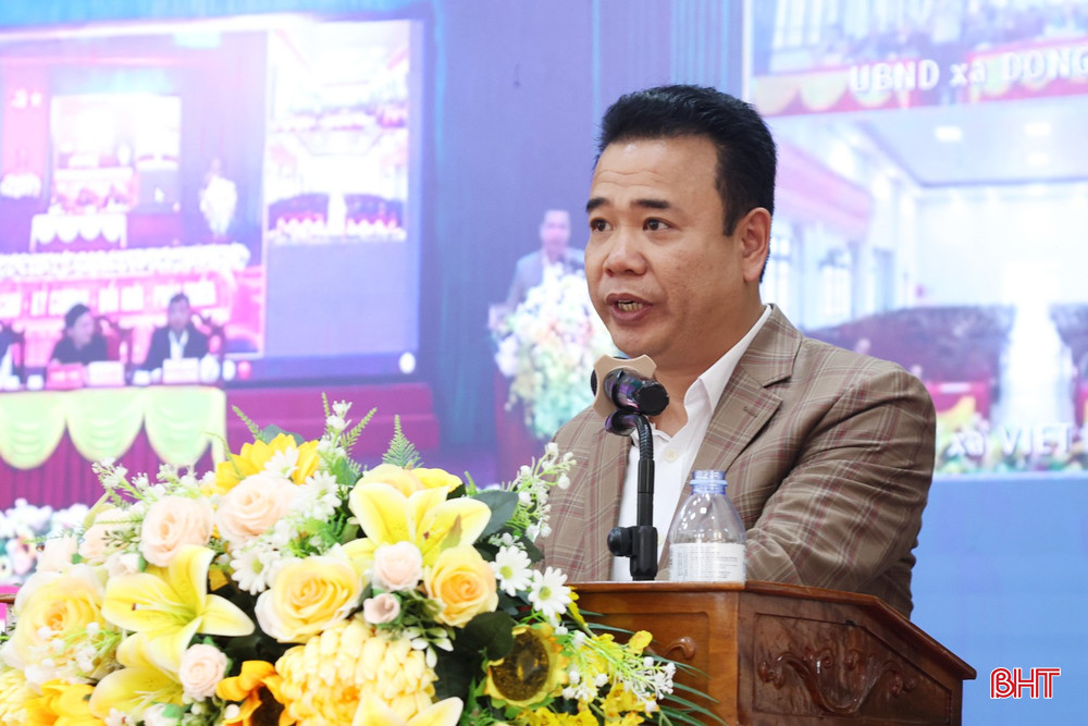 Ông Nguyễn Việt Hùng - Ủy viên BCH Đảng bộ tỉnh, Bí thư Đảng ủy, Chủ tịch HĐND xã Thạch Hà trình bày chương trình hành động.