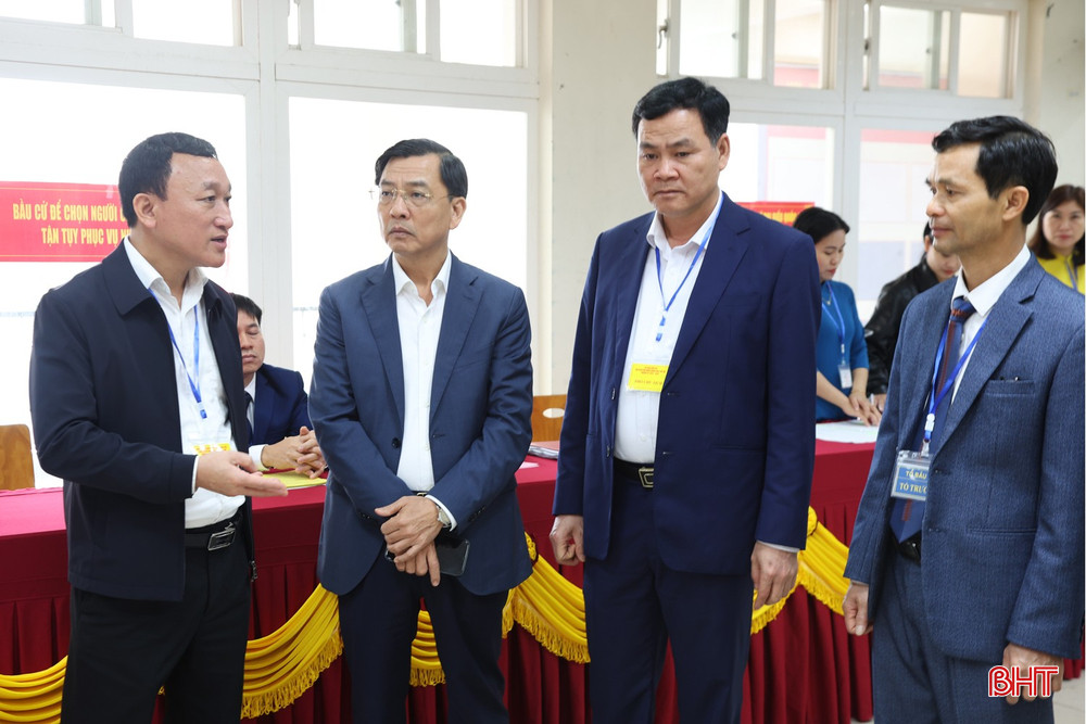 Theo báo cáo từ Ủy ban Bầu cử phường, tại khu vực bỏ phiếu số 15 có 369 cử tri là cán bộ thuộc các lực lượng làm nhiệm vụ tại Cảng nước sâu Sơn Dương và cán bộ, công nhân Công ty Formosa Hà Tĩnh. Ảnh: Lãnh đạo phường Vũng Áng báo cáo tình hình, kết quả bầu cử tại khu vực bỏ phiếu số 15.