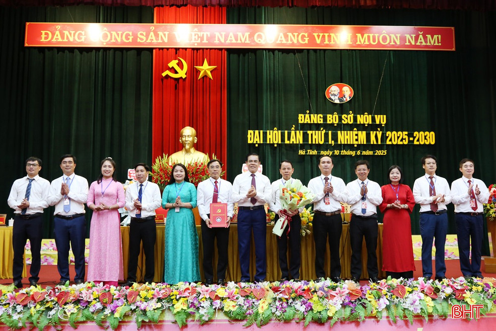 Lãnh đạo tỉnh trao quyết định và tặng hoa chúc mừng BCH Đảng bộ Sở Nội vụ nhiệm kỳ 2025 - 2030. bqbht_br_11a.jpg