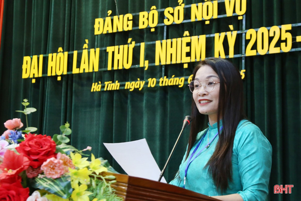 Đồng chí Nguyễn Thị Hà Tân - Ủy viên BCH Đảng bộ tỉnh, Phó Bí thư chuyên trách Đảng ủy UBND tỉnh công bố các quyết định chỉ định BCH Đảng bộ Sở Nội vụ. bqbht_br_10a.jpg