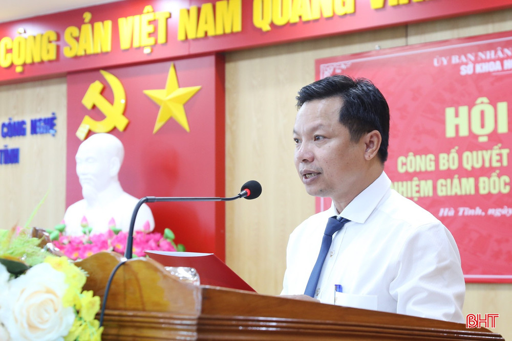Phó Giám đốc Sở Nội vụ Đặng Văn Dũng công bố quyết định của Chủ tịch UBND tỉnh. bqbht_br_img-4125a.jpg