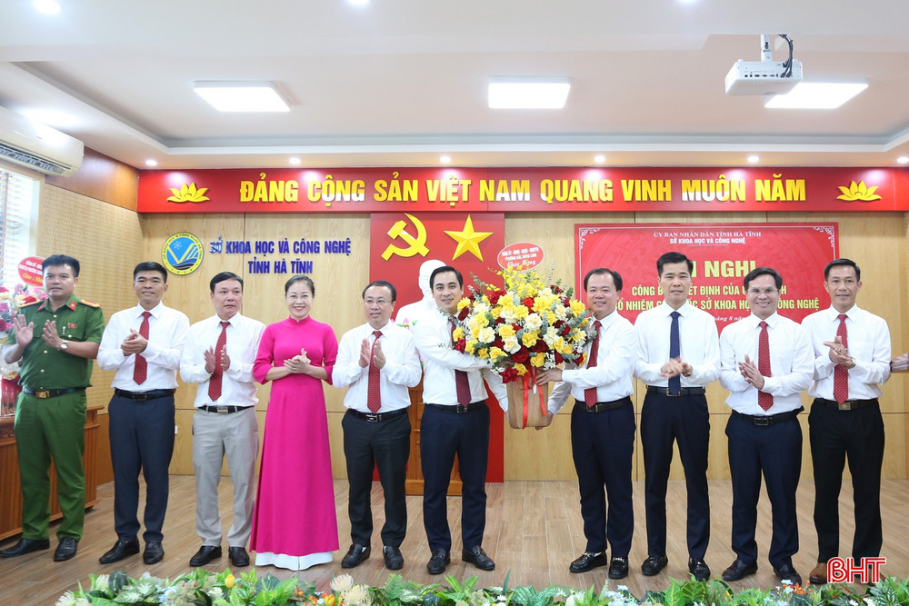Ban Thường vụ Đảng ủy phường Bắc Hồng Lĩnh tặng hoa chúc mừng đồng chí Lê Thành Đông. bqbht_br_img-4158a.jpg