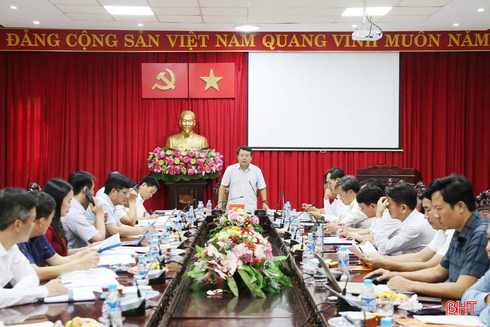Phó Chủ tịch UBND tỉnh Dương Tất Thắng chủ trì hội nghị. Phó Chủ tịch UBND tỉnh Dương Tất Thắng chủ trì hội nghị.