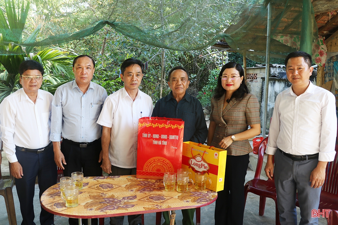 Phó Bí thư Thường trực Tỉnh ủy Trần Thế Dũng thăm hỏi, tặng quà người có công với cách mạng