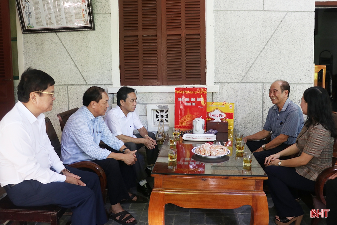 Phó Bí thư Thường trực Tỉnh ủy Trần Thế Dũng thăm hỏi, tặng quà người có công với cách mạng