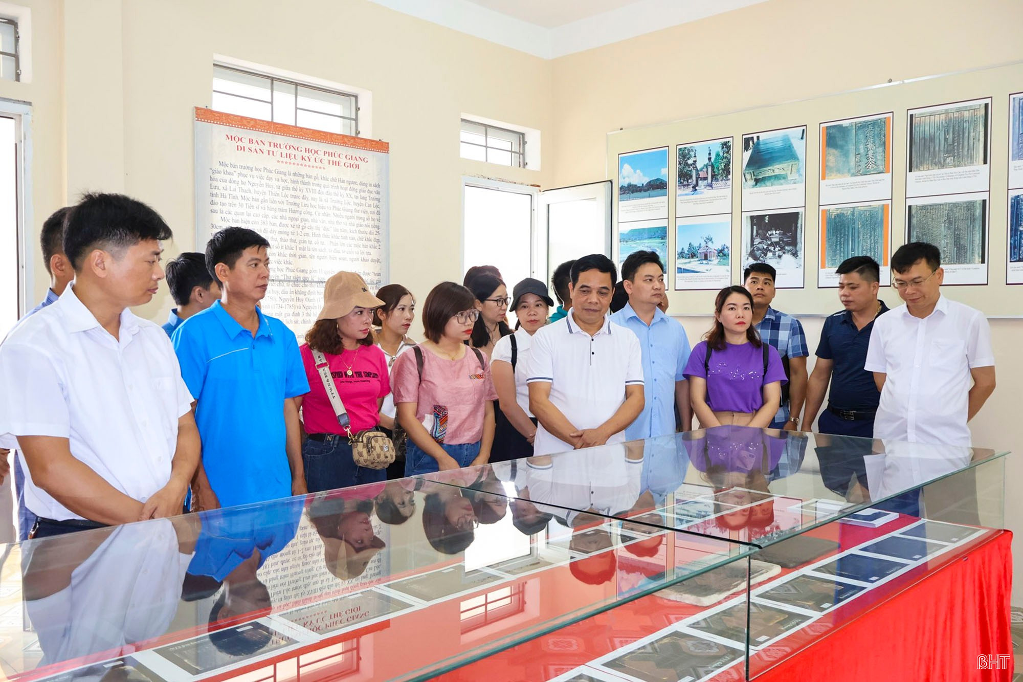 bqbht_br_du-khach-tham-quan-cac-di-san-van-hoa-truong-luu-tai-trung-tam-bao-ton-va-phat-huy-di-san-van-hoa-truong-luu.jpg