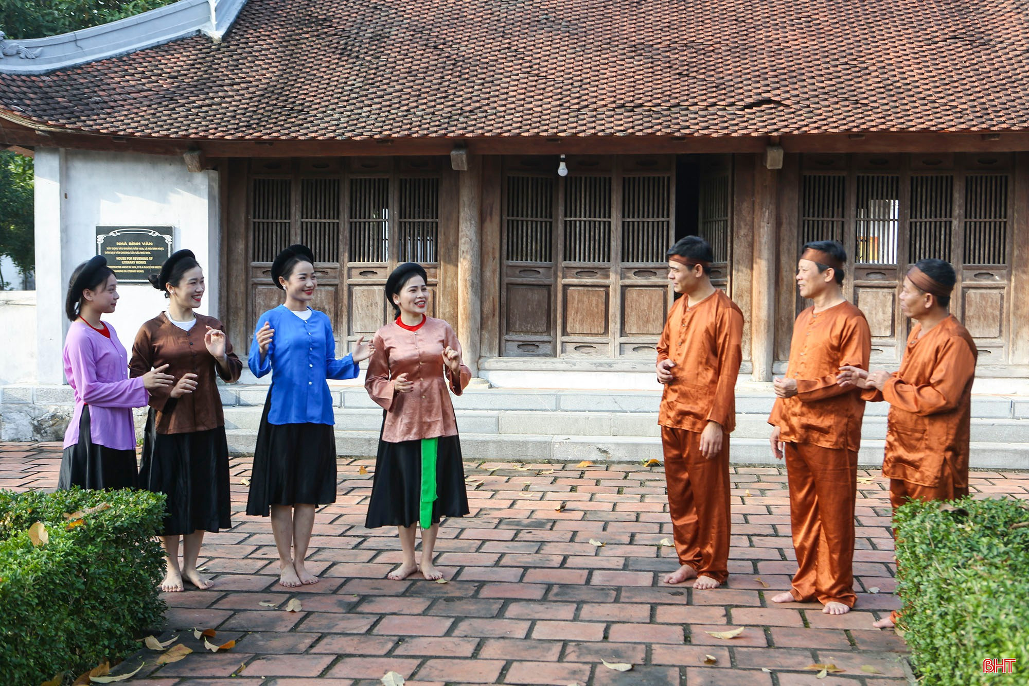 bqbht_br_cac-nghe-nhan-bieu-dien-dan-ca-vi-giam-trong-khuon-vien-khu-luu-niem-dai-thi-hao-nguyen-du-xa-tien-dien.jpg
