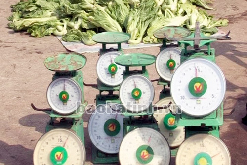 Thu giữ 63 cân bán hàng quá hạn kiểm định ở chợ Kỳ Anh ảnh 2