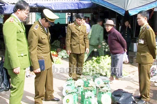 Thu giữ 63 cân bán hàng quá hạn kiểm định ở chợ Kỳ Anh ảnh 1