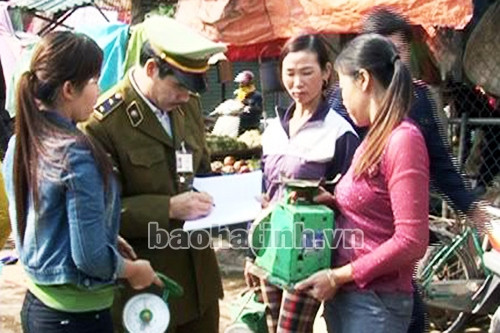 Thu giữ 63 cân bán hàng quá hạn kiểm định ở chợ Kỳ Anh ảnh 3