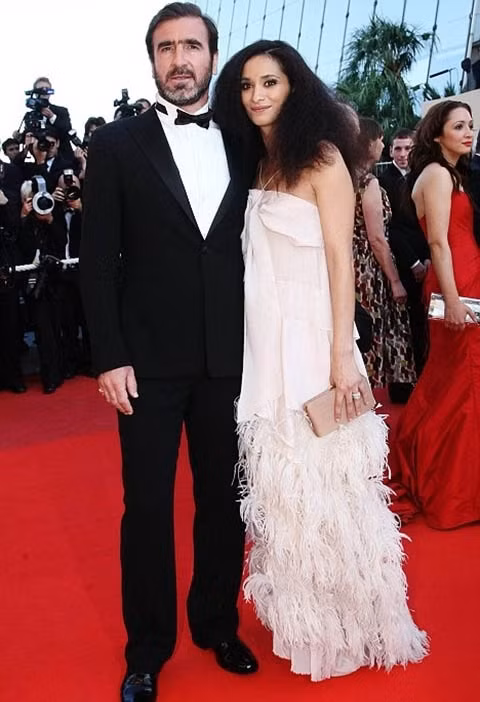 Huyền thoại Man United bên vợ, nữ diễn viên Rachida Brakni