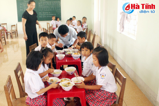 lanh dao tx ky anh kiem tra dot xuat bep an ban tru truong hoc