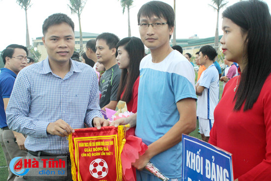 khai mac cac giai bong da thanh nien khoi doanh nghiep co quan tinh