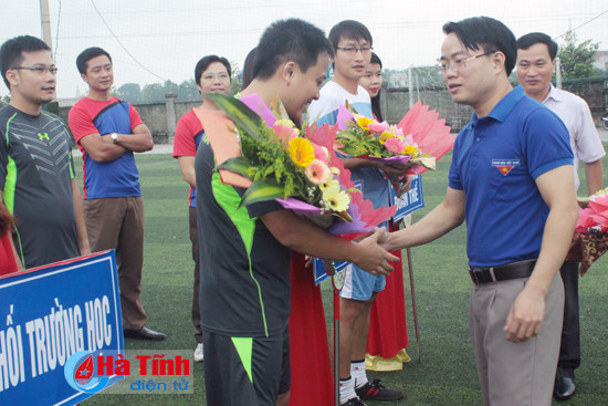 khai mac cac giai bong da thanh nien khoi doanh nghiep co quan tinh