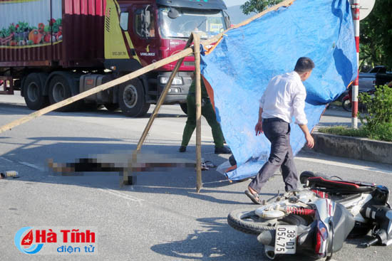 va cham voi xe khach me tu vong con dau bi thuong nang