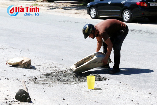 nguoi dan ong khung mot minh va duong giua trua nang