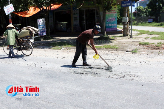 nguoi dan ong khung mot minh va duong giua trua nang