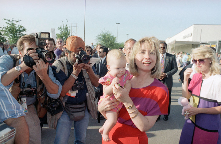 anh ba hillary tre trung ben chong trong chien dich tranh cu 1992