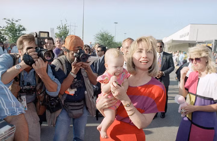 anh ba hillary tre trung ben chong trong chien dich tranh cu 1992