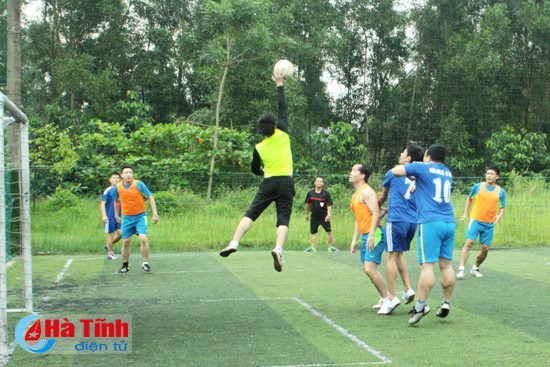 khai mac cac giai bong da thanh nien khoi doanh nghiep co quan tinh