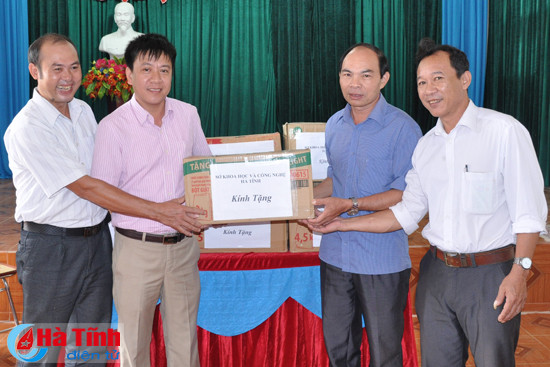 trao tang duc giang hon 300 dau sach khoa hoc ky thuat