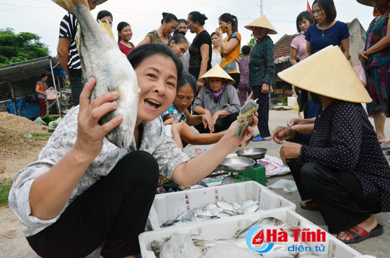 phu nu lang bien hau phuong lon cua tau vo thep