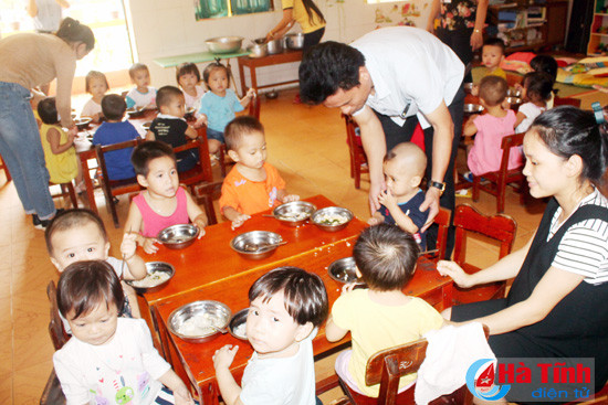 lanh dao tx ky anh kiem tra dot xuat bep an ban tru truong hoc