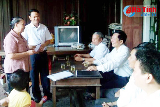 thi xa hong linh trao 316 suat qua cho nguoi cao tuoi