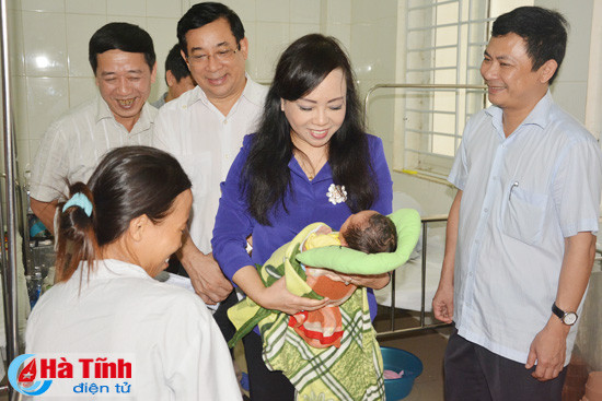 bo truong bo y te kiem tra cong tac cham soc suc khoe tai ha tinh