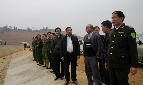 Phó Chủ tịch UBND tỉnh Lê Đình Sơn cùng các cơ quan chức năng kiểm tra khu vực lâm tặc vận chuyển gỗ tại đập Đá Hàn Phó Chủ tịch UBND tỉnh Lê Đình Sơn cùng các cơ quan chức năng kiểm tra khu vực lâm tặc vận chuyển gỗ tại đập Đá Hàn