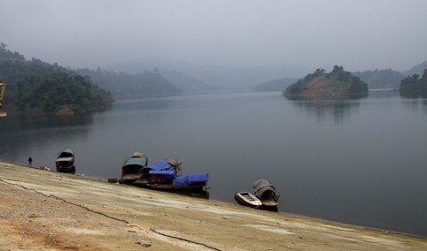 Những chiếc thuyền trong lòng hồ Đá Hàn được lâm tặc thuê vận chuyển gỗ lậu Những chiếc thuyền trong lòng hồ Đá Hàn được lâm tặc thuê vận chuyển gỗ lậu