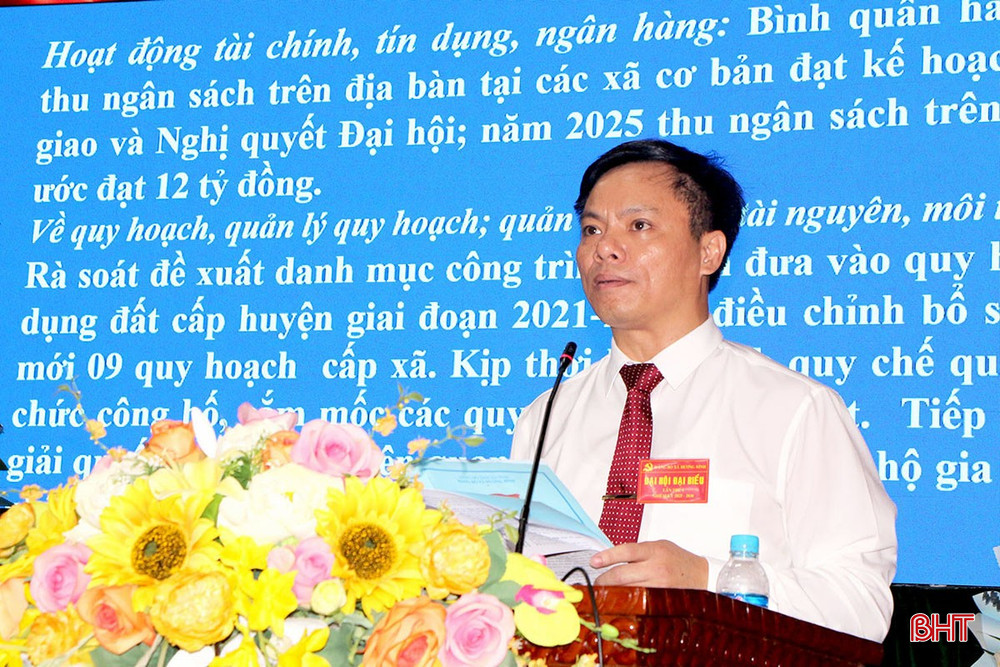 Đồng chí Nguyễn Thanh Tuấn - Bí thư Đảng uỷ xã Hương Bình trình bày dự thảo báo cáo chính trị. Đồng chí Nguyễn Thanh Tuấn - Bí thư Đảng uỷ xã Hương Bình trình bày dự thảo báo cáo chính trị.