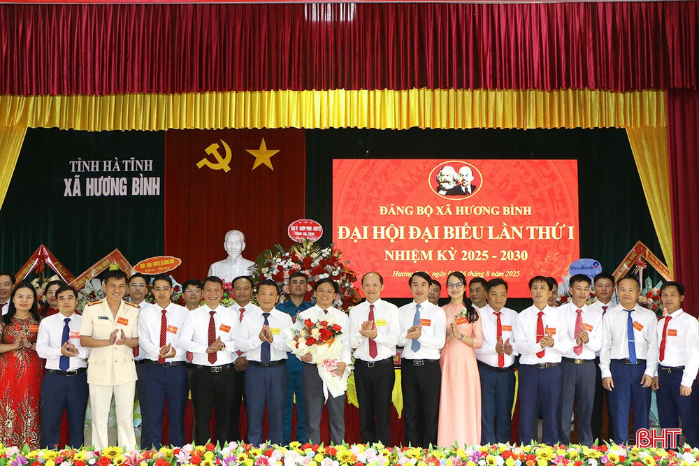 Đoàn công tác của tỉnh tặng hoa chúc mừng BCH Đảng bộ xã Hương Bình nhiệm kỳ 2025 - 2030. Đoàn công tác của tỉnh tặng hoa chúc mừng BCH Đảng bộ xã Hương Bình nhiệm kỳ 2025 - 2030.