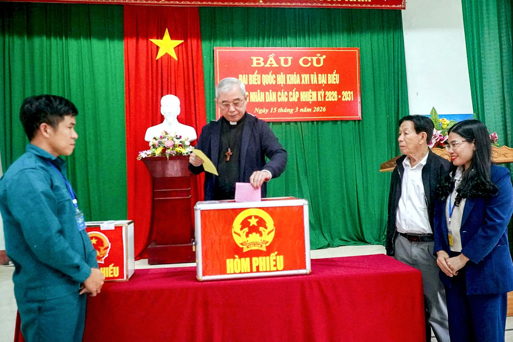 Toàn phường Trần Phú có 23 khu vực bầu cử với 26.270 cử tri. Trong đó, có 14 khu vực bỏ phiếu vùng giáo và Toà Giám mục Hà Tĩnh. Với tinh thần "Kính Chúa, yêu nước", các vị linh mục trong giáo xứ luôn quan tâm, động viên giáo dân phát huy tinh thần trách nhiệm công dân, thực hiện tốt nghĩa vụ của người công giáo, tích cực tham gia ngày hội bầu cử. Đến 16h chiều nay, phường đã hoàn thành công tác bầu cử với tỷ lệ 100% cử tri tham gia bỏ phiếu, đảm bảo đúng quy định và an toàn.