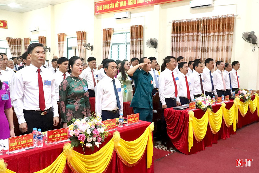 Các đại biểu thực hiện nghi lễ chào cờ. bqbht_br_1.jpg
