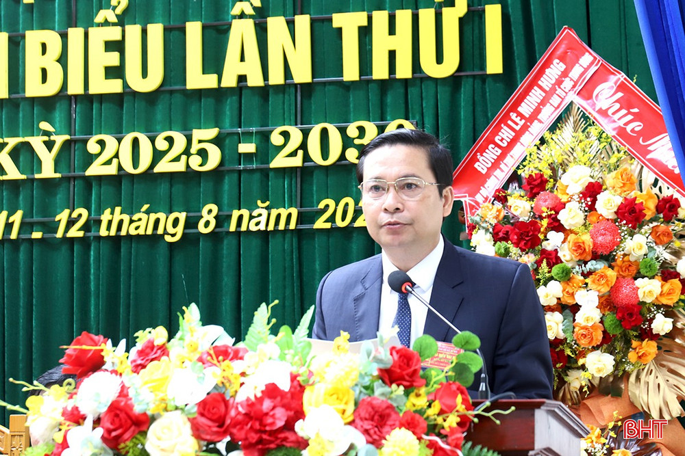 Bí thư Đảng ủy xã Lê Nhật Lệ trình bày dự thảo báo cáo chính trị. bqbht_br_5.jpg