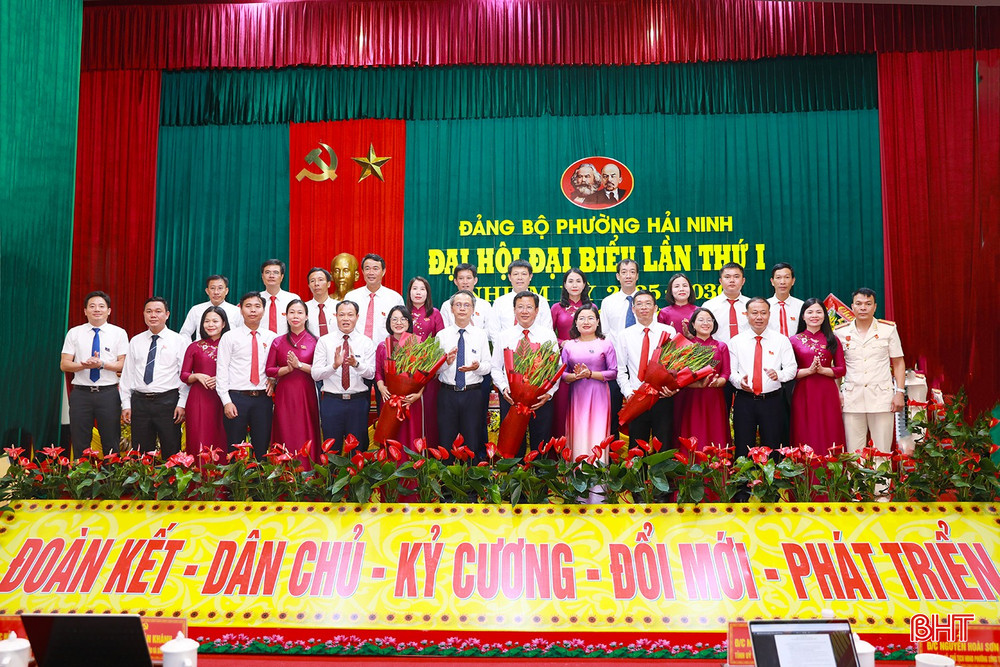 Lãnh đạo các ban, ngành cấp tỉnh tặng hoa chúc mừng BCH Đảng bộ phường Hải Ninh khóa thứ nhất, nhiệm kỳ 2025 - 2030. Lãnh đạo các ban, ngành cấp tỉnh tặng hoa chúc mừng BCH Đảng bộ phường Hải Ninh khóa thứ nhất, nhiệm kỳ 2025 - 2030.